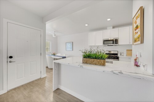 OneLuxStay Coastal 2BR Near Beach