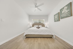 Laptop workspace, free WiFi, bed sheets - OneLuxStay Coastal 2BR Near Beach (Torrance)