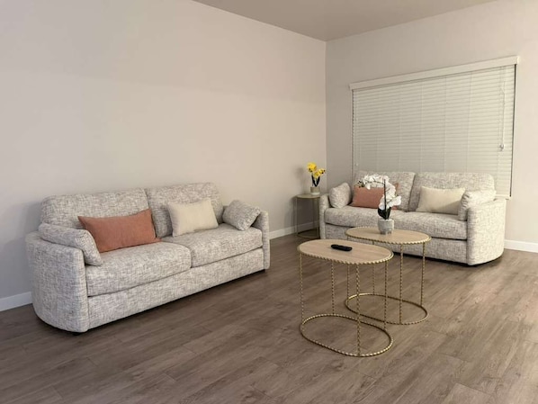 Apartment, 2 Bedrooms, Non Smoking | Living area