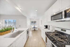 Full-sized fridge, microwave, oven, stovetop - OneLuxStay Coastal 2BR Near Beach (Torrance)