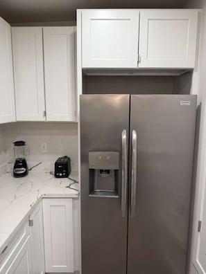 Apartment, 2 Bedrooms, Non Smoking | Private kitchen | Full-sized fridge, microwave, oven, stovetop