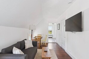 TV - The Page House Walkable to Ocean & Town (Belfast)