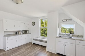 Fridge, microwave, oven, stovetop - The Page House Walkable to Ocean & Town (Belfast)