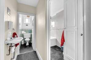 Bathroom - Spacious 8-BR Guest House | Ideal for Large Groups (North East Lincolnshire)