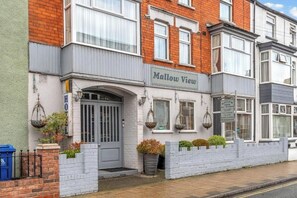 Exterior - Spacious 8-BR Guest House | Ideal for Large Groups (North East Lincolnshire)