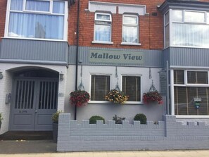 Exterior - Spacious 8-BR Guest House | Ideal for Large Groups (North East Lincolnshire)
