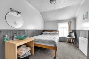 Room - Spacious 8-BR Guest House | Ideal for Large Groups (North East Lincolnshire)