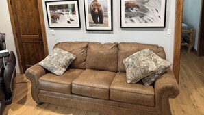 Interior - SOLDOTNA SILVER TIP LODGE —  Authentic Alaska Log Lodge Near World-Class Fishing (Soldotna)