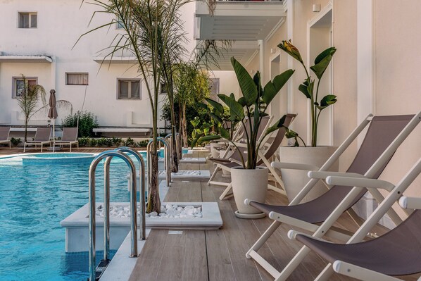 Seasonal outdoor pool - Royal Nidri Suites (Nidri)