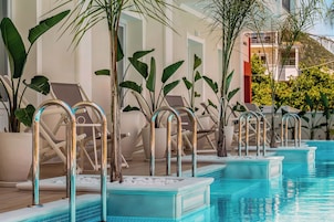 Una piscina al aire libre de temporada