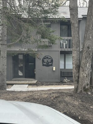 Exterior detail - Charming family focused 3-bedroom townhome with AC in Bellaire (Bellaire)