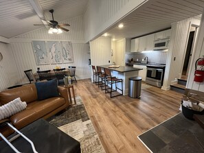 Living area - Charming family focused 3-bedroom townhome with AC in Bellaire (Bellaire)