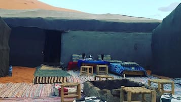 Tienda, balcón, vistas al desierto
