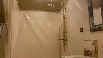 Dusche, kostenlose Toilettenartikel, HandtĂŒcher, Toilettenpapier