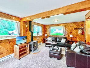 Living area - Fifty One Grays - Quaint Country Retreat in Tannersville (Tannersville)