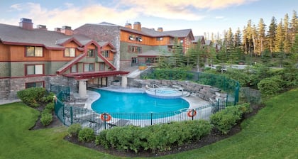 Canmore 1BR – Mountain Views, Hot Tub & Banff Access