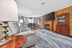 Smart TV, fireplace