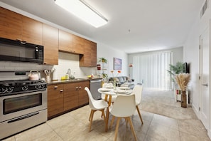Fridge, microwave, oven, stovetop - Cozy 1bd apartment in brilliant Marina del Rey with pool, gym and free parking! (Marina del Rey)