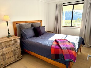 Room - Country house stay, Indoor and outdoor kitchen, views, abundant wildlife. (Putty)