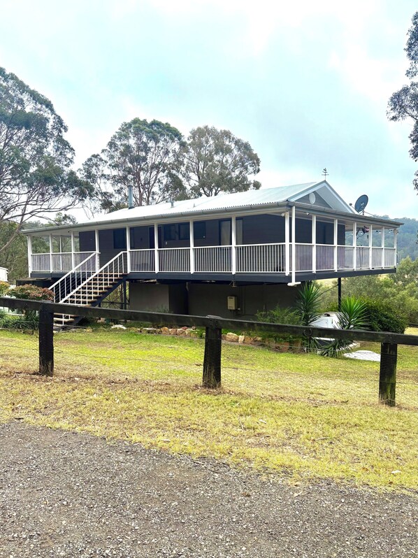 Exterior - Country house stay, Indoor and outdoor kitchen, views, abundant wildlife. (Putty)