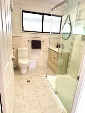 Bathroom - Country house stay, Indoor and outdoor kitchen, views, abundant wildlife. (Putty)