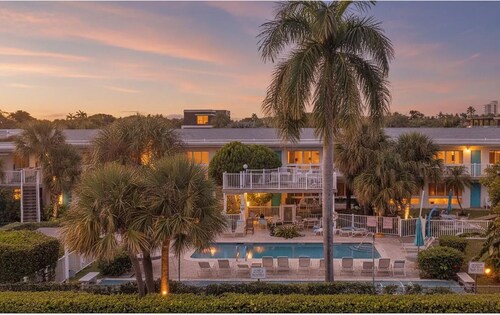 Charming 1-bedroom condo with AC steps from the beach in Pompano Beach