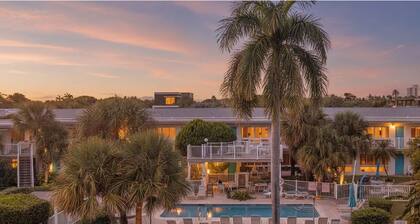 Charming 1-bedroom condo with AC steps from the beach in Pompano Beach