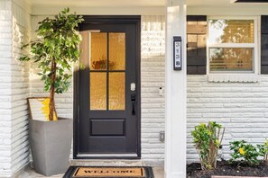 Exterior detail - 2-bedroom house in welcoming Houston with cool AC and comfort (Houston)