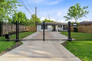 Property grounds - 2-bedroom house in welcoming Houston with cool AC and comfort (Houston)