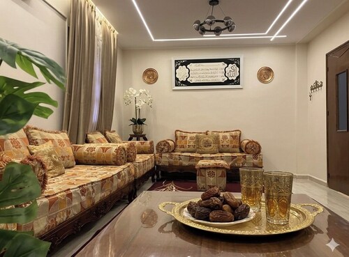 Palais Moderne Oran : F3 Akid Lotfi, Climatisé, IPTV & Lumière d'Ambiance