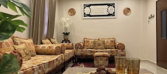 Palais Moderne Oran : F3 Akid Lotfi, Climatisé, IPTV & Lumière d'Ambiance
