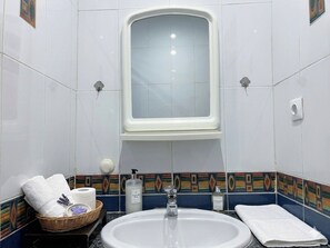 Bathroom - Vrbo Property (Oran)