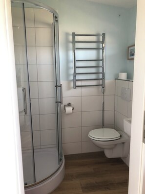 Een douche, een haardroger, handdoeken, zeep