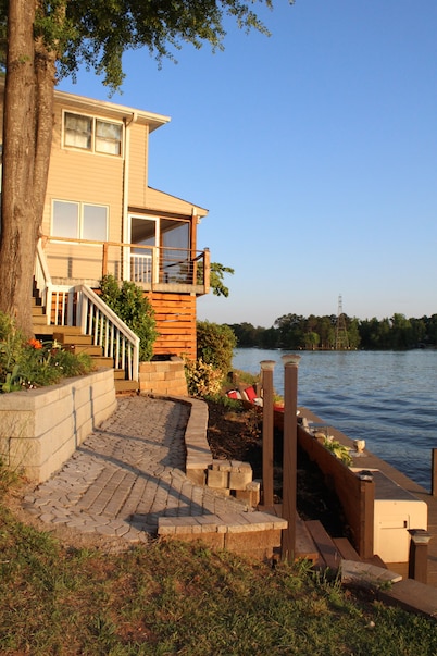 Private Lakefront Retreat Dock, Kayaks & Firepit