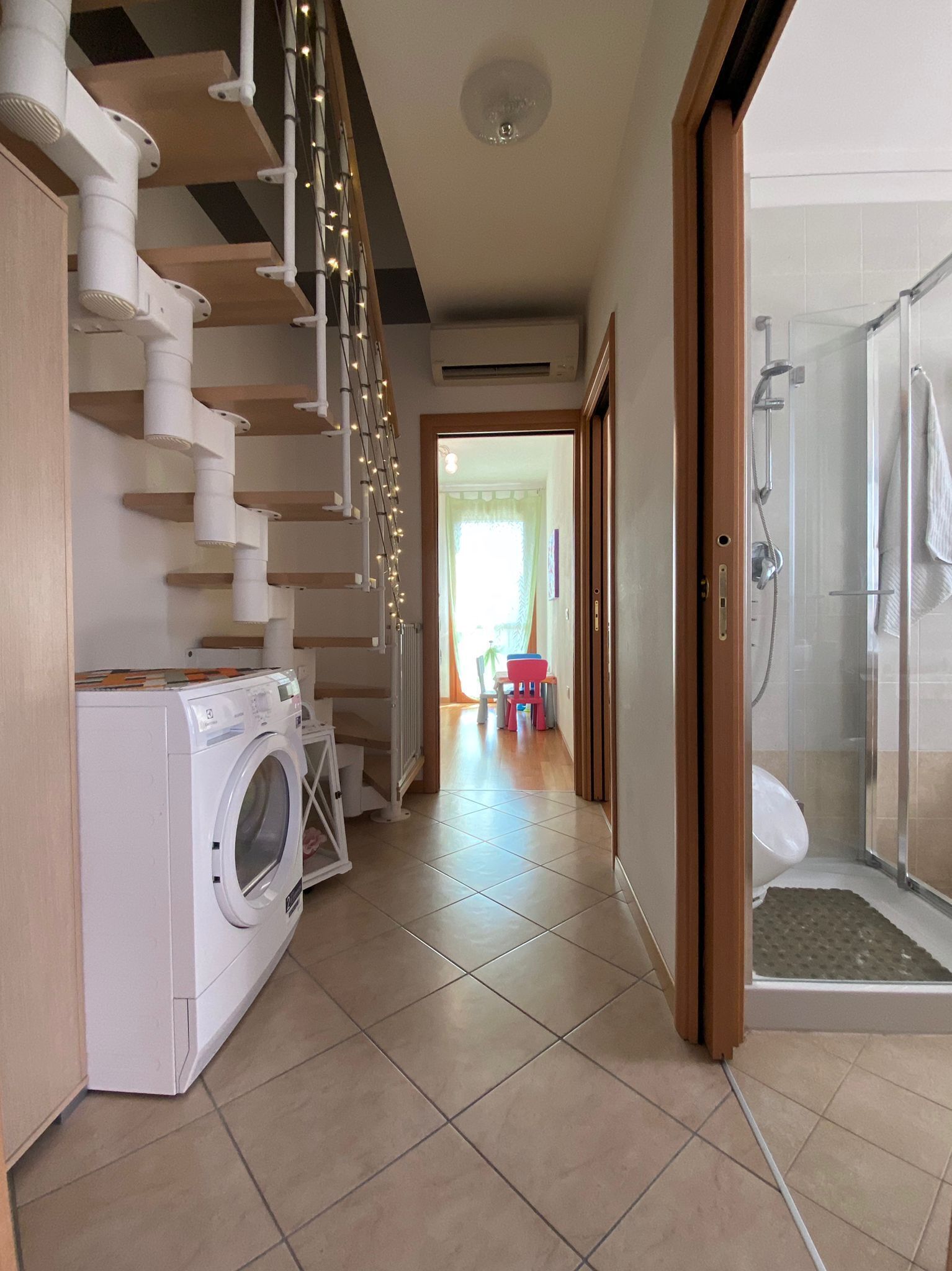 Douche, sèche-cheveux, bidet, serviettes fournies
