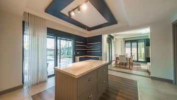 Deluxe Villa, Pool View | Interior