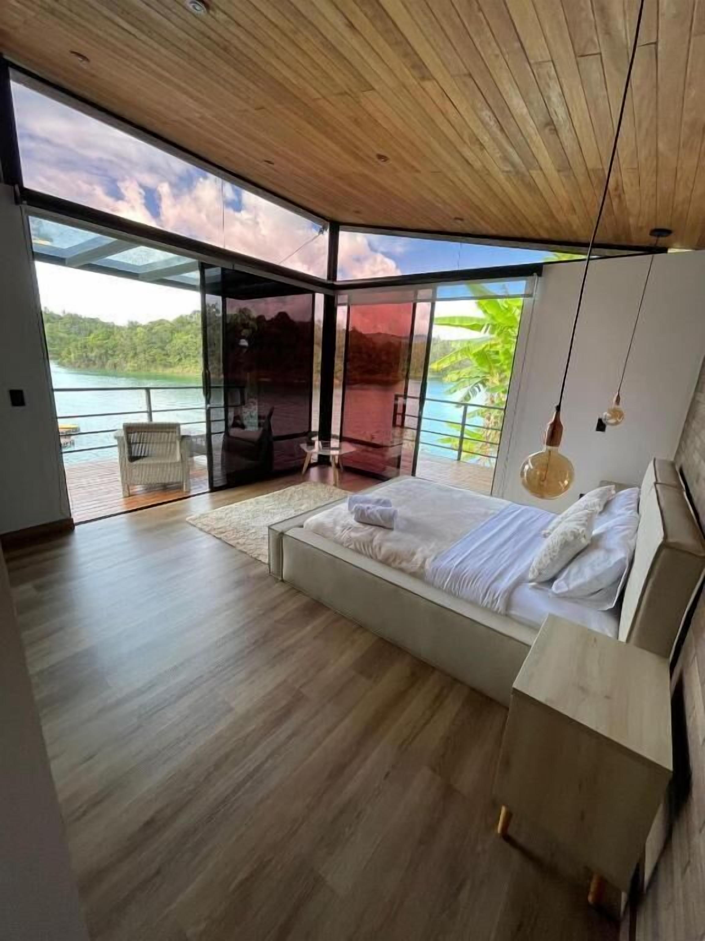 Espacio para trabajar con laptop y wifi gratis 