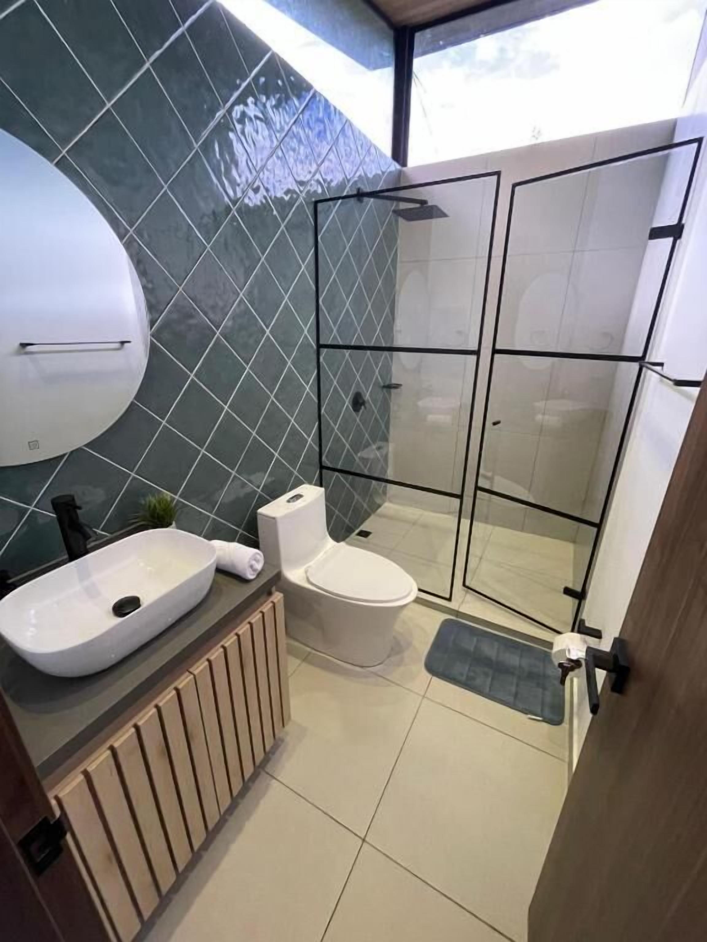 Bañera y ducha independientes, artículos de tocador gratuitos, toallas