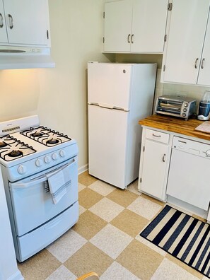 Private kitchen - Charming & bright 1-bedroom apartment in peaceful Sacramento with AC/parking (Sacramento)