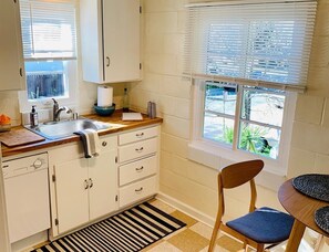 Private kitchen - Charming & bright 1-bedroom apartment in peaceful Sacramento with AC/parking (Sacramento)