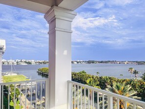 Property grounds - Luxury 2-bedroom Waterfront Penthouse in Resort-style Lantana Community (Lantana)