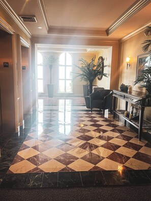 Interior - Luxury 2-bedroom Waterfront Penthouse in Resort-style Lantana Community (Lantana)