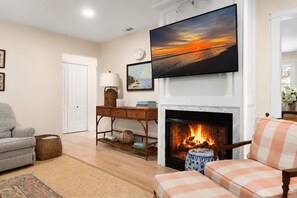 Living area - Pine Knoll Oasis Private Pool Firepit Beach Access (Pine Knoll Shores)
