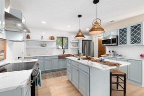 Private kitchen - Pine Knoll Oasis Private Pool Firepit Beach Access (Pine Knoll Shores)