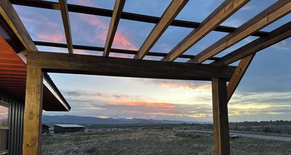 Cottontail Cottage-Peaceful 1-bedroom cottage with AC in charming Lander