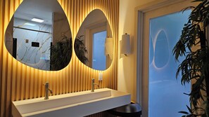 Gemeinsamer Deluxe-Schlafsaal, Nur Frauen, eigenes Bad | Badezimmer