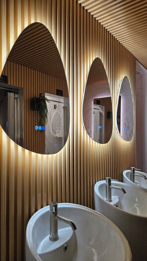 Bathroom - Victory House (Los Angeles)