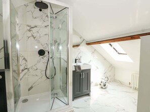 Shower, hair dryer, shampoo - The Coach House, Cranwell Village, Lincolnshire. (Cranwell Village)