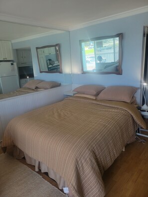 Room - Location!! Convenient 1-bedroom apartment with AC in Atlantic Beach, Sleeps 4. (Atlantic Beach)