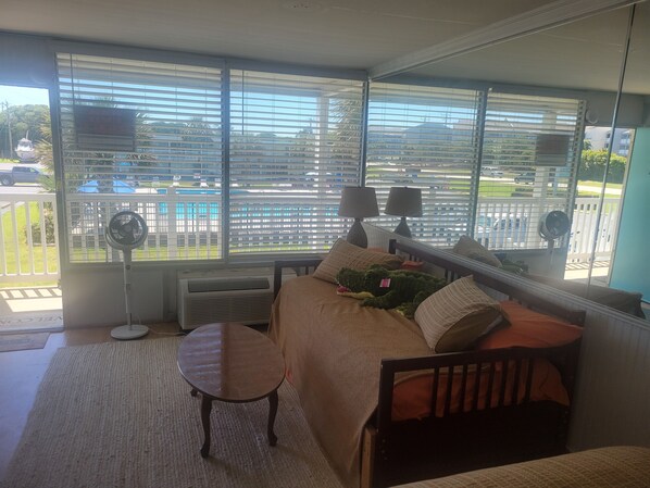 Interior - Location!! Convenient 1-bedroom apartment with AC in Atlantic Beach, Sleeps 4. (Atlantic Beach)